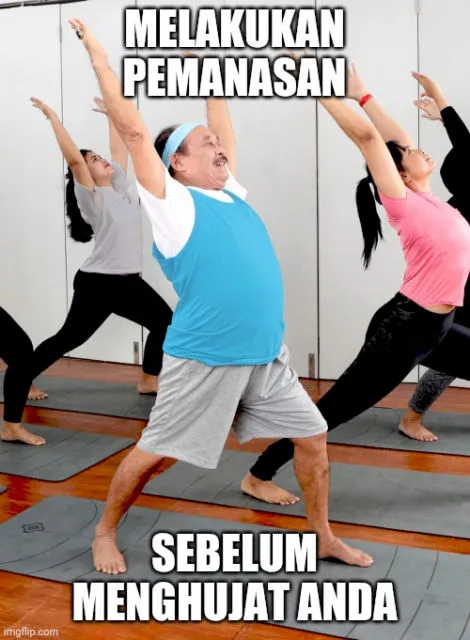 10 Editan Konyol Potret Haji Bolot Yoga dengan Wajah Sumringah. Semangat Banget ini Kayaknya~ 11