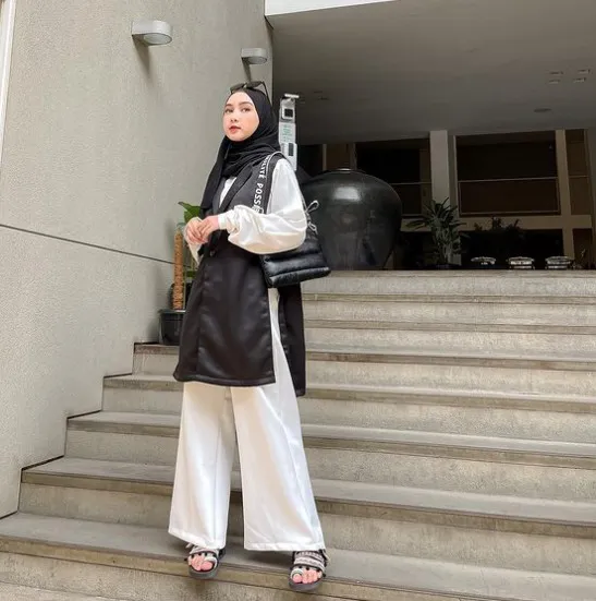 6 Ide Padu Padan Busana Celana Putih. Enaknya Dipadukan Sama Apa ya? 9