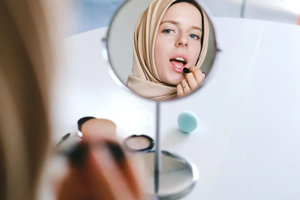 5 Kalimat Terlarang untuk Diucapkan ke Teman yang Baru Belajar Dandan. Suportif dong :( 9