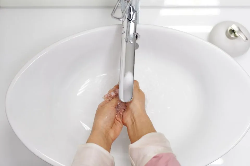 7 Kesalahan yang Sering Ditemukan Saat Mencuci Wajah. Jangan Begini ya! 9