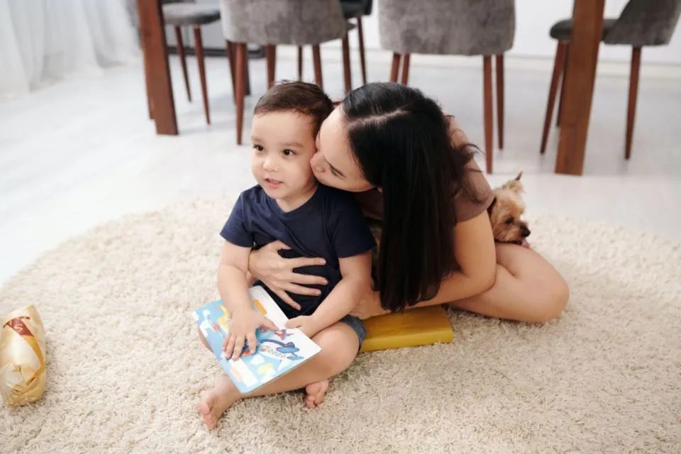 Meski Sepele, Ini 6 Manfaat Memeluk Anak bagi Kesehatan Mentalnya 9