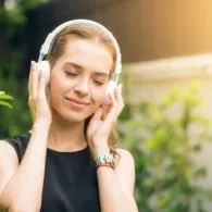 Mendengarkan Musik, Salah Satu Upaya Menghibur Diri
