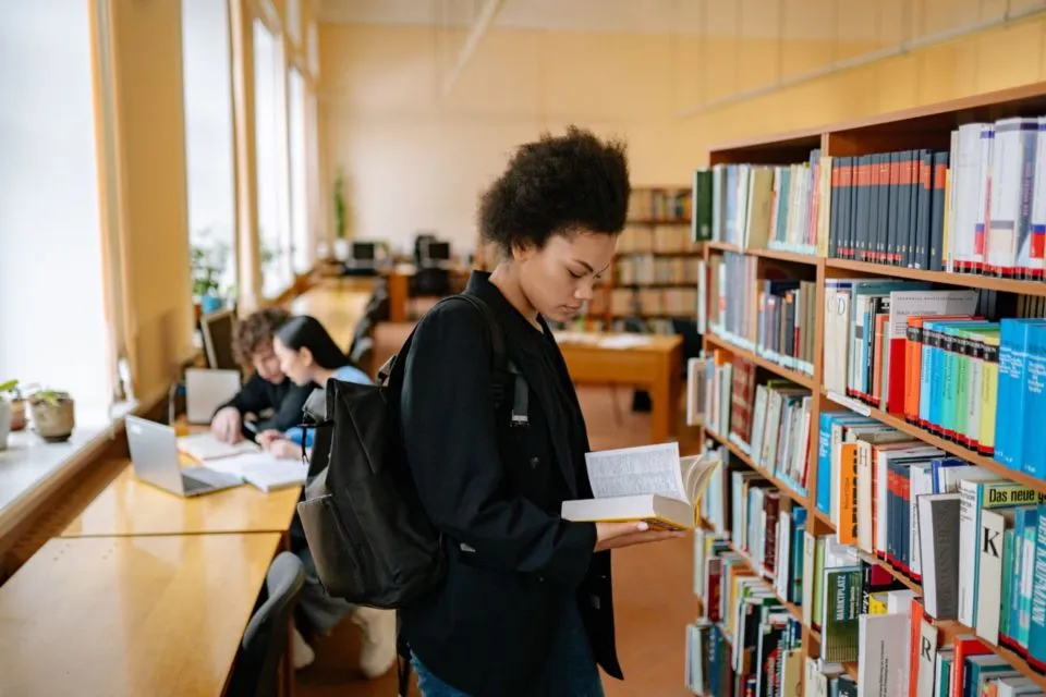 5 Tipikal Jenis Pengunjung Perpustakaan, Kamu Paling Sering Ketemu yang Mana? 6
