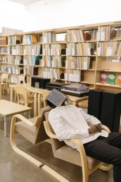 5 Tipikal Jenis Pengunjung Perpustakaan, Kamu Paling Sering Ketemu yang Mana? 9