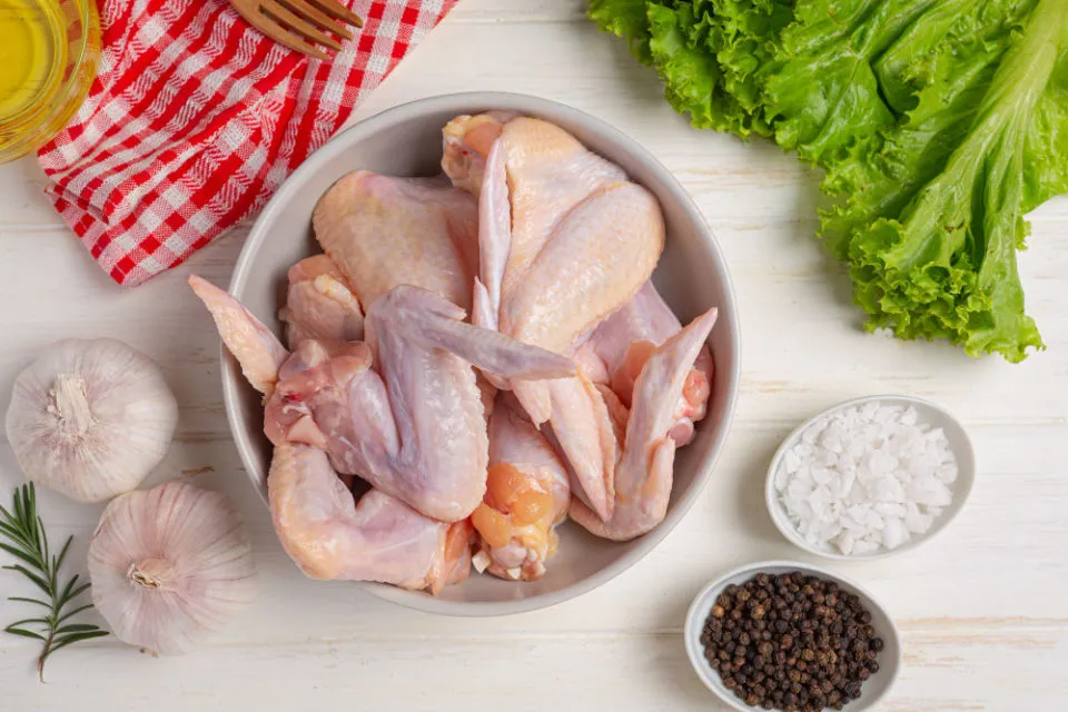 4 Cara Merebus Ayam biar Cepat Empuk & Meresap 7 cara merebus ayam