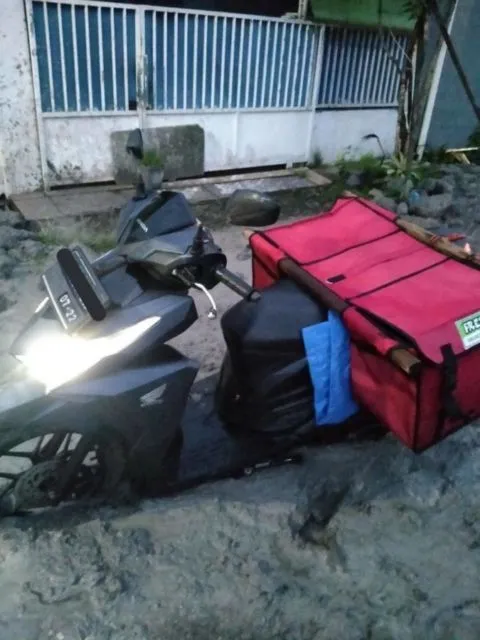 Lika-liku Perjalanan Kurir Paket Sampai ke Tujuan, Lewati Momen Kocak Hingga Menyedihkan 14