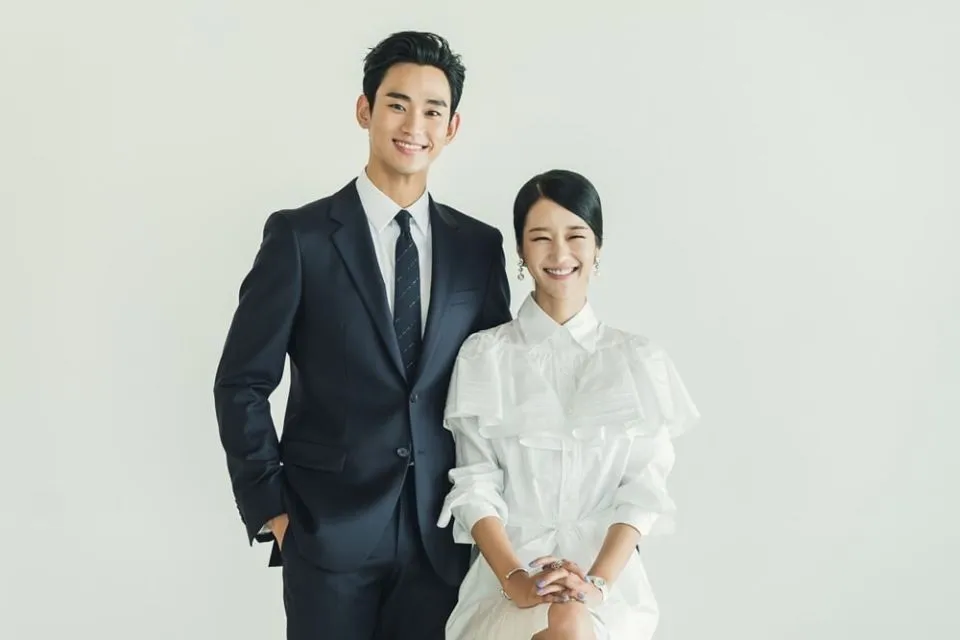 8 Gaya Berpakaian ala Pasangan di K-Drama. Bisa Disontek nih Buat OOTD Kamu dan si Dia~ 10