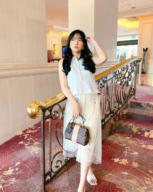 9 Ide Padu Padan Baju Shania Junianatha, Eks JKT48 15