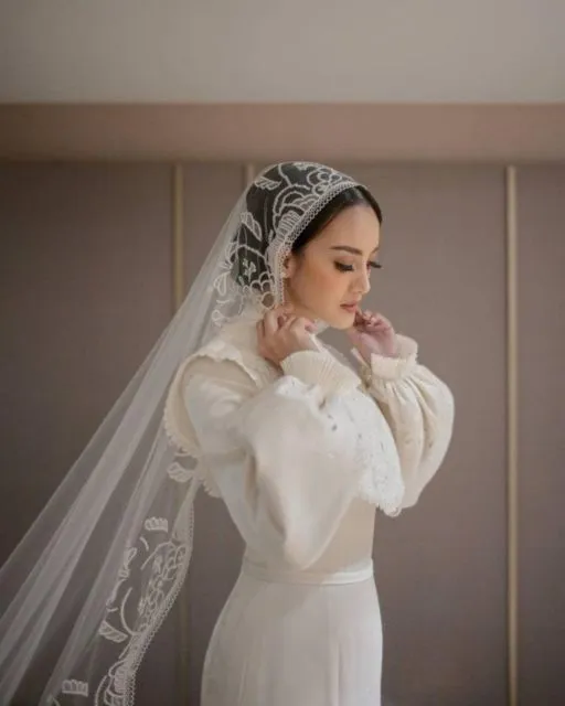 10 Gaun Pernikahan Selebritas Paling Menawan Sepanjang 2021. Yang Mana Favoritmu? 12