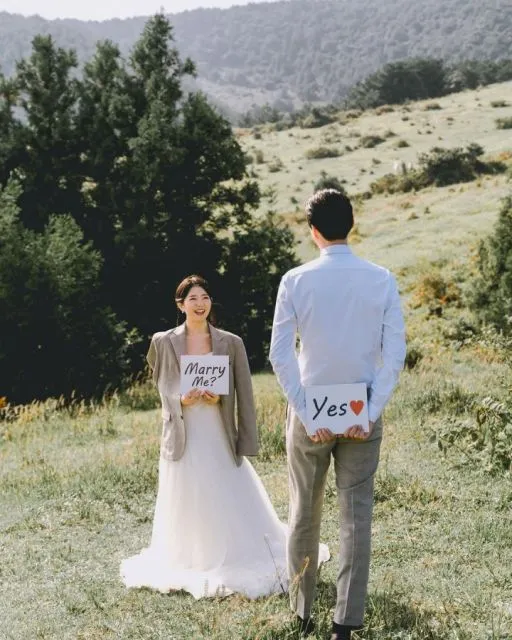 7 Pose Foto Prewedding Outdoor Romantis ala Korea 10