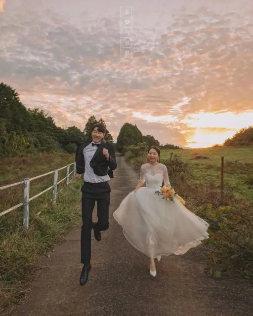 7 Pose Foto Prewedding Outdoor Romantis ala Korea 12