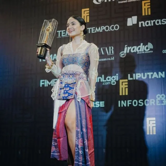 7 Ide Styling Kain Nusantara ala Arawinda Kirana 9 Styling kain ala Arawinda Kirana