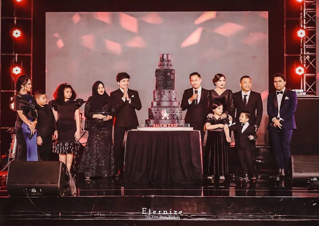 10 Artis Indonesia yang Punya Banyak Adik. Selalu Berusaha Menjadi Contoh yang Baik 11