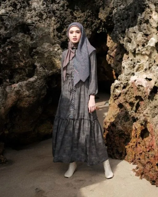 8 Rekomendasi merek Gamis Lokal yang Pas untuk Anak Muda. Cakep-cakep! 15