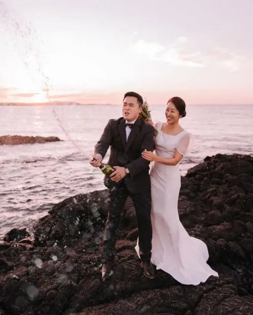 7 Pose Foto Prewedding Outdoor Romantis ala Korea 9