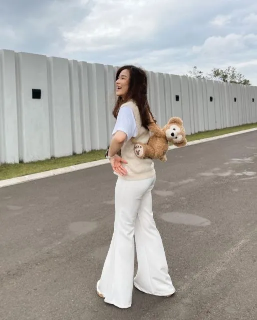 8 Ide Busana ala Jessica Jane yang Simpel dan Feminin 15
