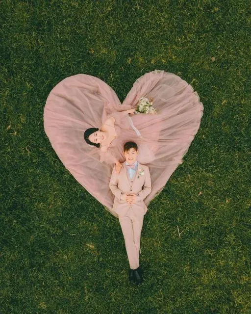 7 Pose Foto Prewedding Outdoor Romantis ala Korea 14