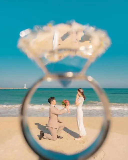 7 Pose Foto Prewedding Outdoor Romantis ala Korea 13