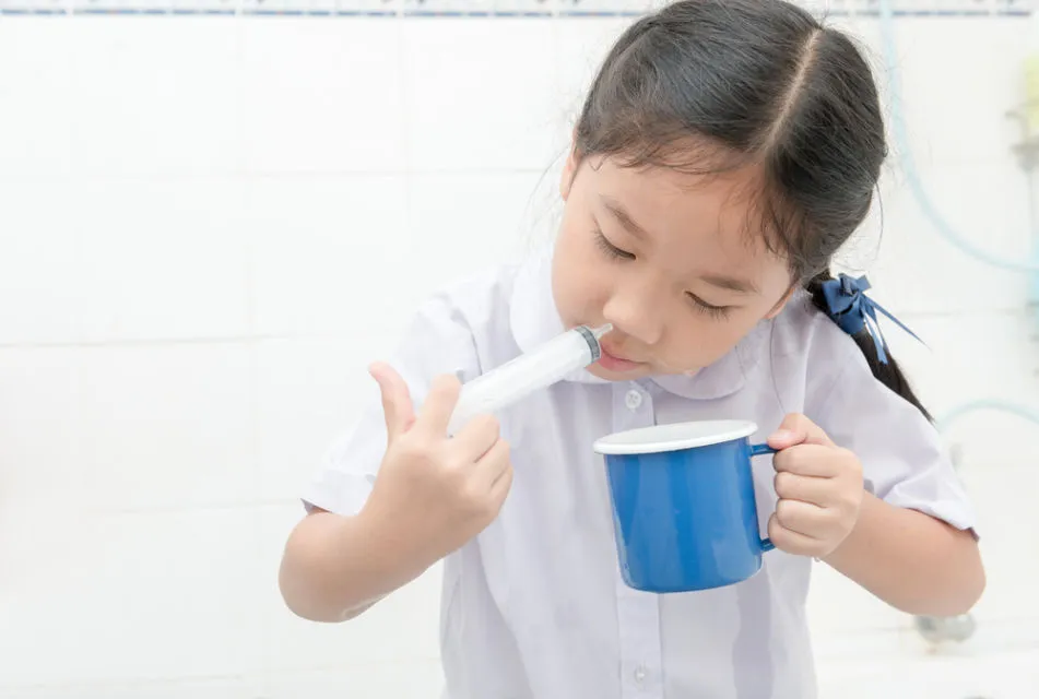 Manfaat dan Cara Cuci Hidung NaCl yang Aman. Bisa Dilakukan di Rumah! 10 Cuci hidung NaCl