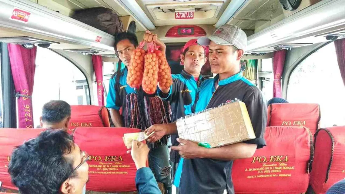 Nostalgia Pedagang Asongan Bus Antar Kota. Berkah Buat Anak Kecil, Derita Bagi Orang Tua~ 6