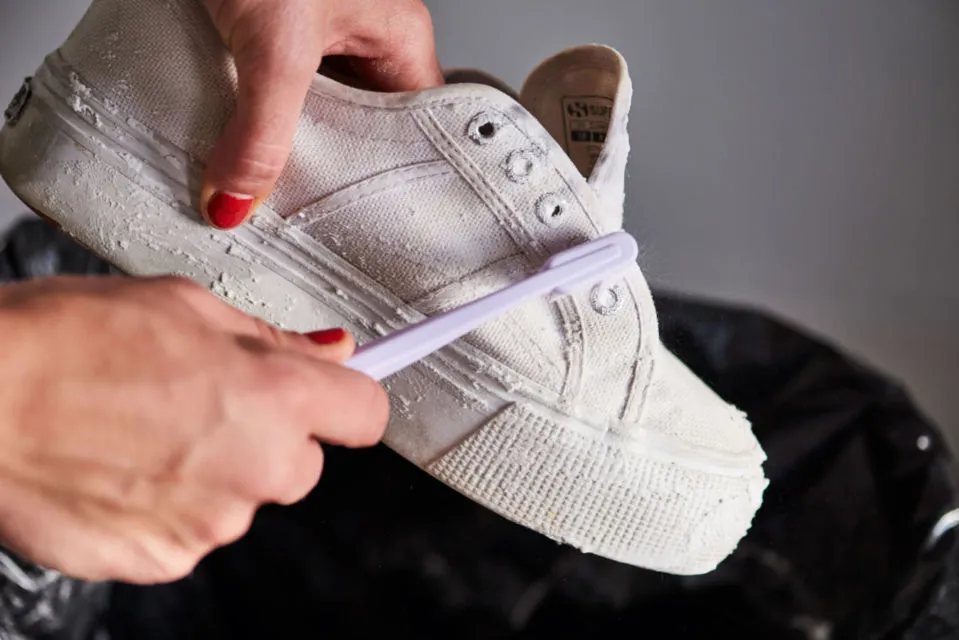 5 Cara Menghilangkan Noda Kuning di Sepatu Putih 10