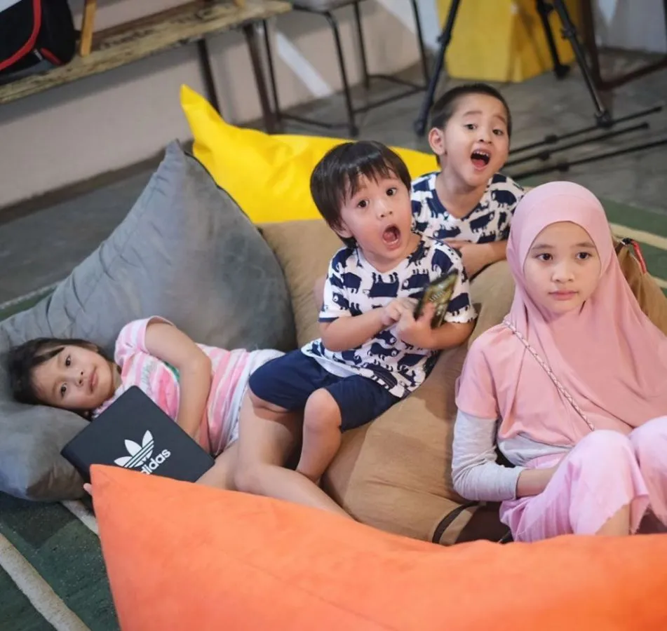 10 Artis Indonesia yang Punya Banyak Adik. Selalu Berusaha Menjadi Contoh yang Baik 20
