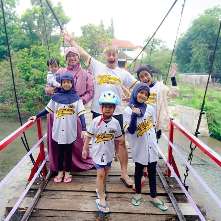 10 Artis Indonesia yang Punya Banyak Adik. Selalu Berusaha Menjadi Contoh yang Baik 17