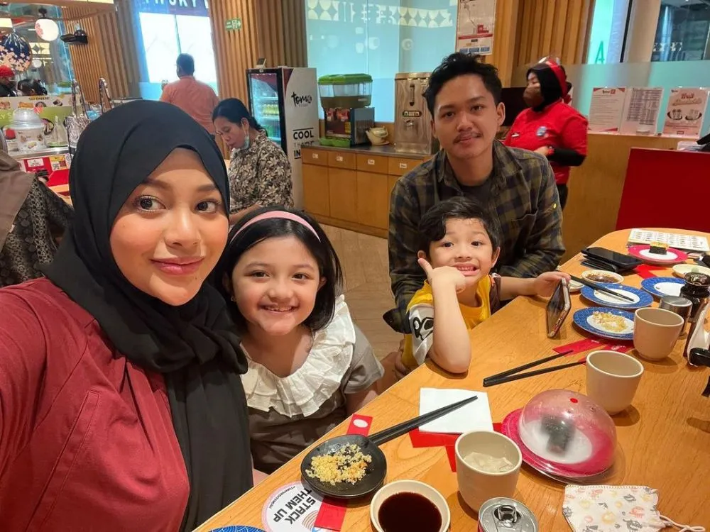10 Artis Indonesia yang Punya Banyak Adik. Selalu Berusaha Menjadi Contoh yang Baik 15