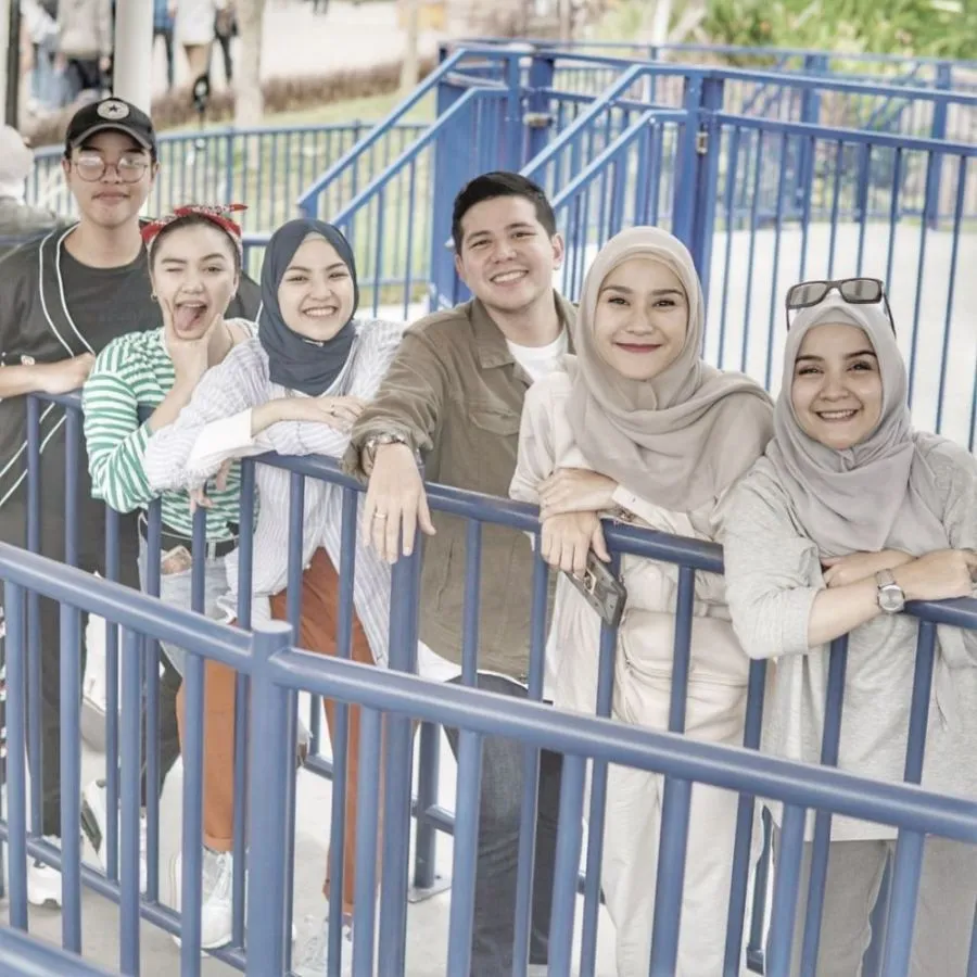 10 Artis Indonesia yang Punya Banyak Adik. Selalu Berusaha Menjadi Contoh yang Baik 12