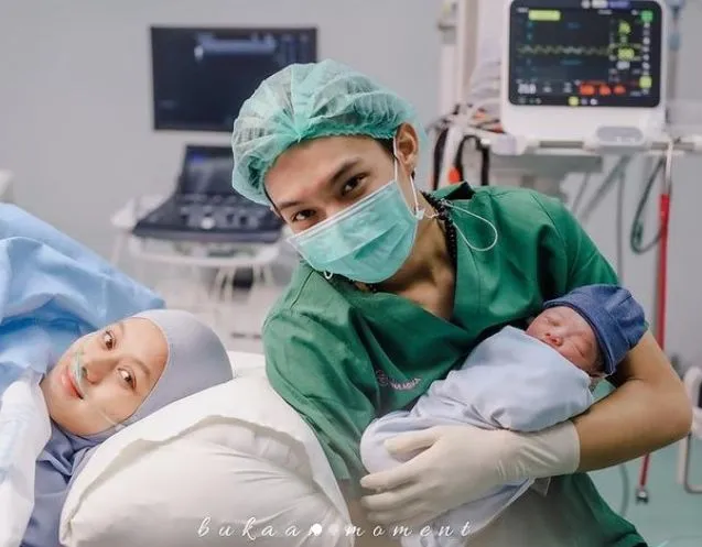 Artis yang Dikaruniai Anak Pertama di Tahun 2021; Bikin Publik Ikut Bahagia 21