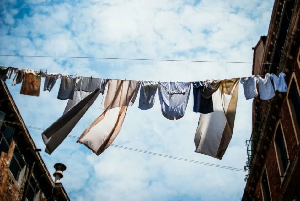 7 Cara Menghilangkan Noda Kunyit Pada Baju. Mesti Buru-Buru Dicuci! 14