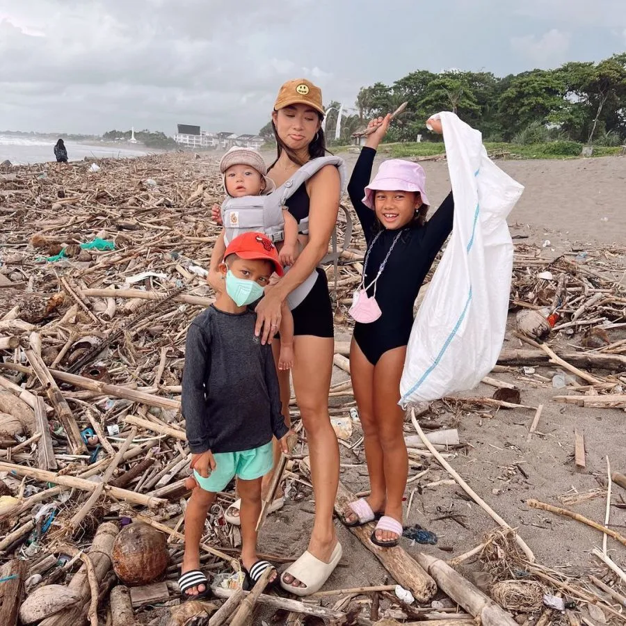 Aksi Jennifer Bachdim Ajak Anak Bersihkan Sampah di Pantai Dipuji Warganet 3