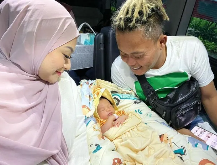 Artis yang Dikaruniai Anak Pertama di Tahun 2021; Bikin Publik Ikut Bahagia 24