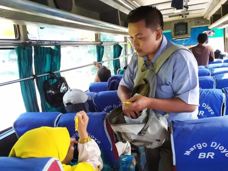 Nostalgia Pedagang Asongan Bus Antar Kota. Berkah Buat Anak Kecil, Derita Bagi Orang Tua~ 8