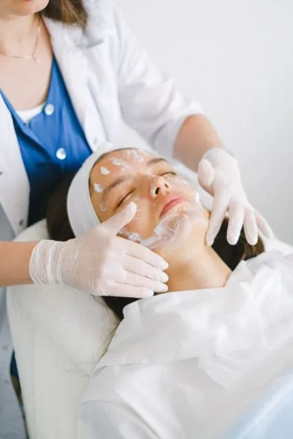 Di Momen-momen ini Sebaiknya Kamu Nggak Pakai Makeup. Malah Mubazir lo, ini Alasannya 8