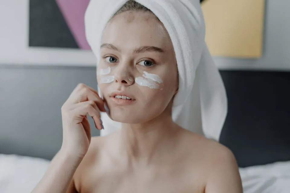 5 Cara Memakai Eye Cream Agar Bekerja Maksimal 8