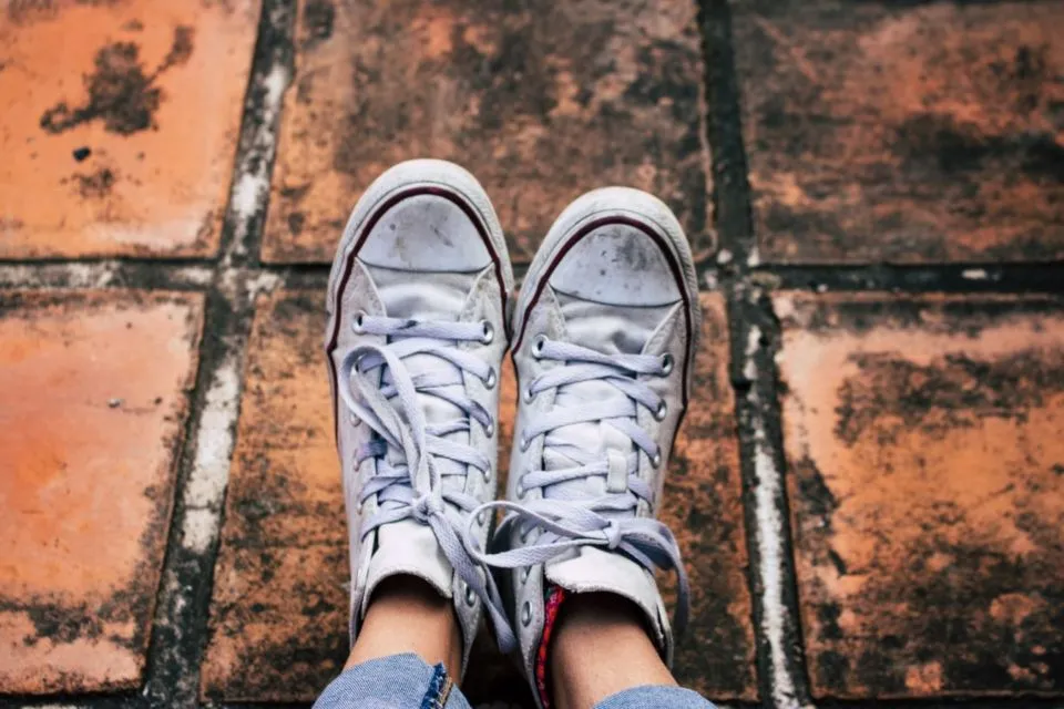 5 Cara Menghilangkan Noda Kuning di Sepatu Putih 6