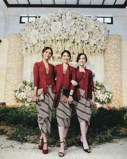 8 Ide Padu Padan Kebaya dengan Rok Pendek Terbaru 15