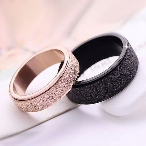 8 Ide Desain Cincin Couple, Berbeda dengan Pasangan tapi Tetap Serasi 10 Cincin couple beda warna
