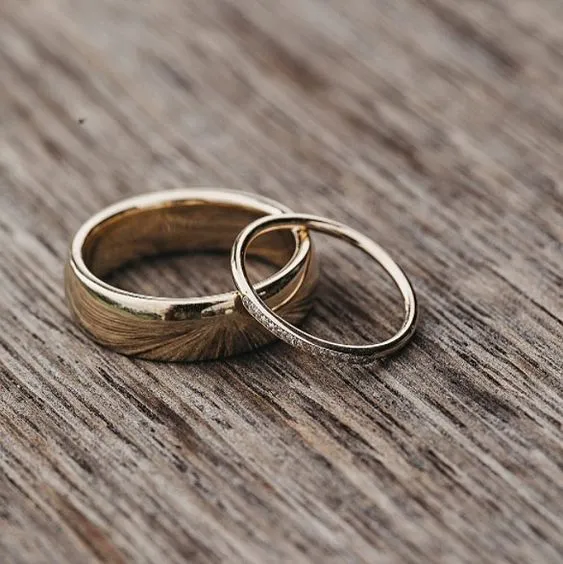 8 Ide Desain Cincin Couple, Berbeda dengan Pasangan tapi Tetap Serasi 9 Cincin simpel