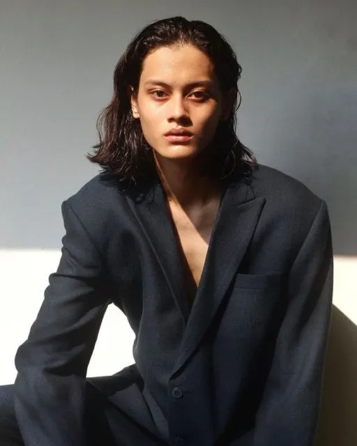 Rizal Rama, Model asal Surabaya yang Tampil di Milan Fashion Week 2022 15 Sesi pemotretan dengan blazer