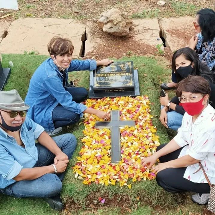 9 Artis Indonesia yang Kehilangan Sosok Anaknya karena Meninggal Dunia 11