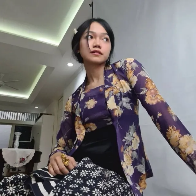 Padu Padan Kain Tradisional ala Fathia Izzati untuk Gaya Sehari-hari 19 Kebaya kutu baru dengan rok lilit