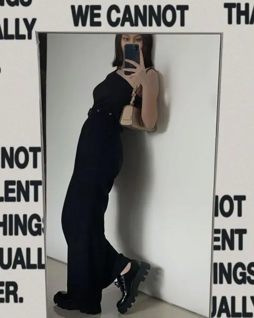 Gaya Busana Selain Kebaya ala Bella Clarissa, yang Cocok untuk Acara Formal 15 Pakai celana kain ke pesta formal