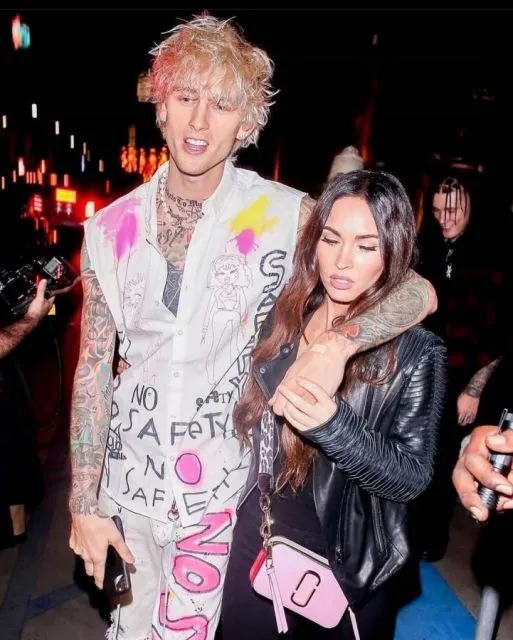 Fakta Menarik Machine Gun Kelly; Tunangannya Megan Fox 12 Machine Gun Kelly bersama dengan Megan Fox