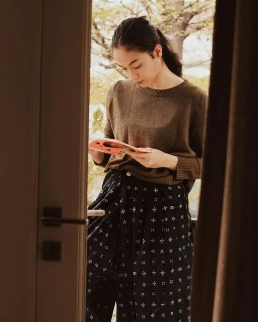 9 Ide Fashion ala Putri Marino yang Simpel 10