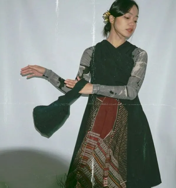 Padu Padan Kain Tradisional ala Fathia Izzati untuk Gaya Sehari-hari 17 Outfit elegan dengan ulos batak