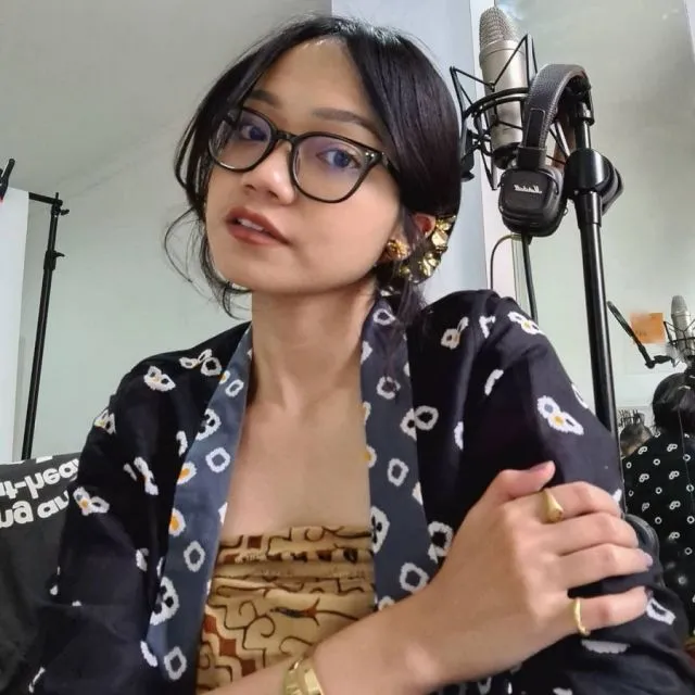 Padu Padan Kain Tradisional ala Fathia Izzati untuk Gaya Sehari-hari 20 Tabrak motif dengan kain tradisional