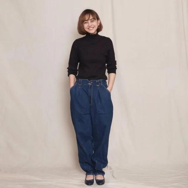 Inspirasi Gaya Modis ke Kantor ala Evita Nuh 22 Turtle neck dan celana jeans