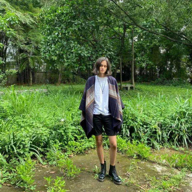 Rizal Rama, Model asal Surabaya yang Tampil di Milan Fashion Week 2022 13 Pakaian kasual dengan balutan kain